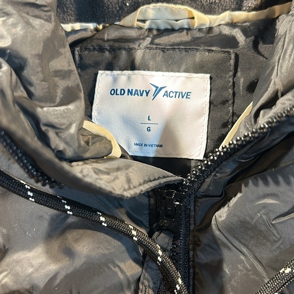 Old Navy. Ladies Puffer Jacket. 1 small rip. - Picture 2 of 5